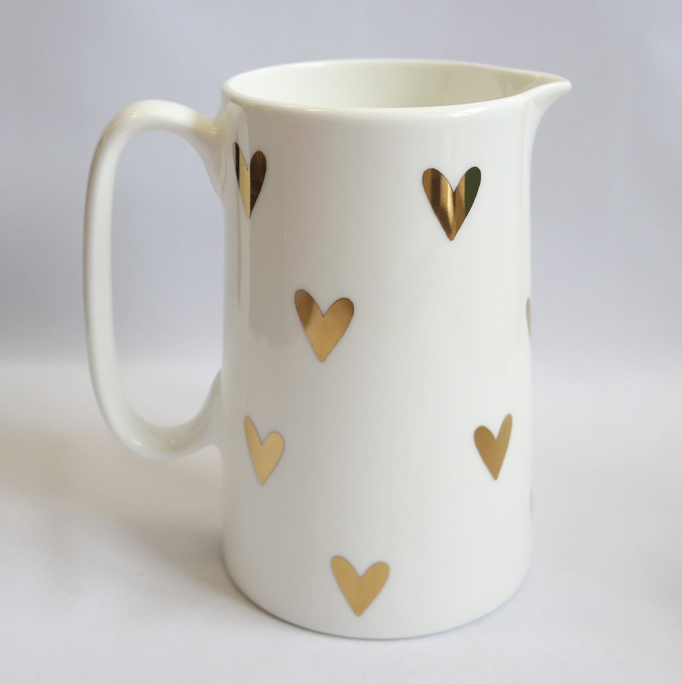 One-pint jug printed with gold hearts