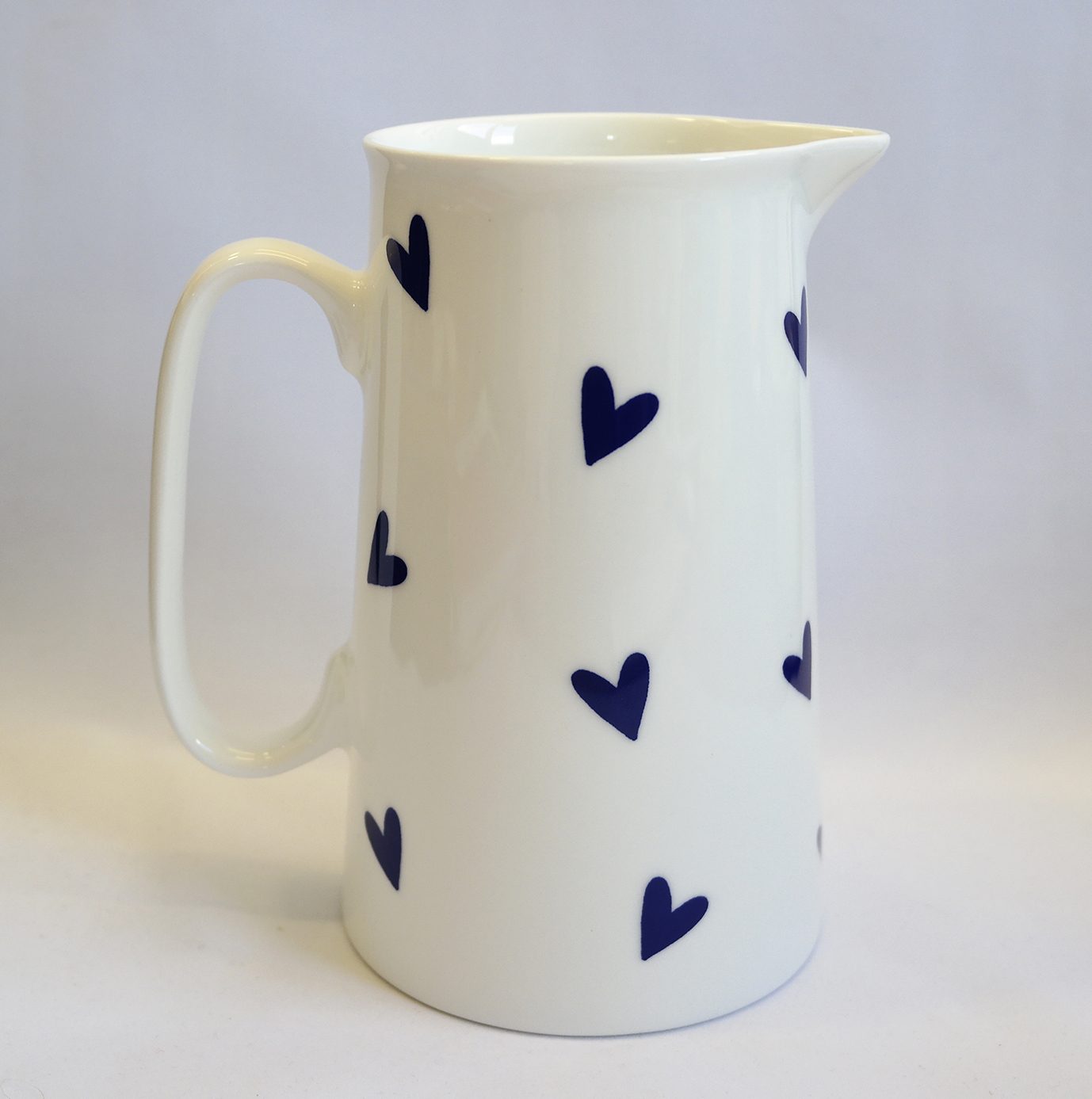 Two-pint jug printed with cobalt blue hearts
