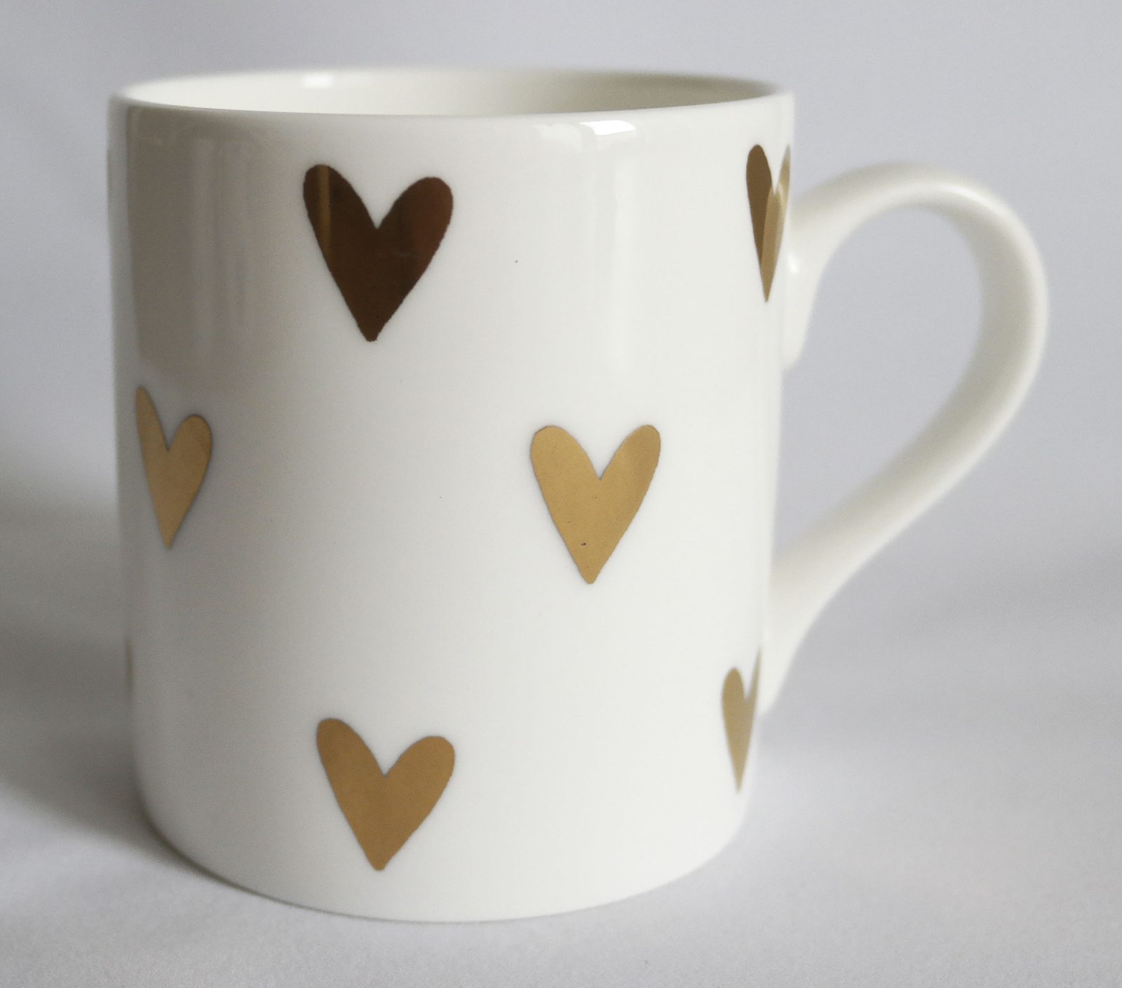 Bone china mug printed with real gold hearts