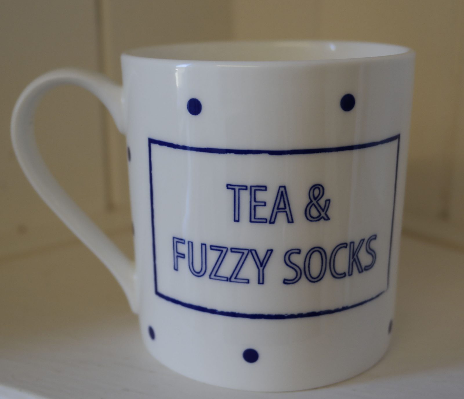 Mug printed with the slogan Tea and fuzzy socks