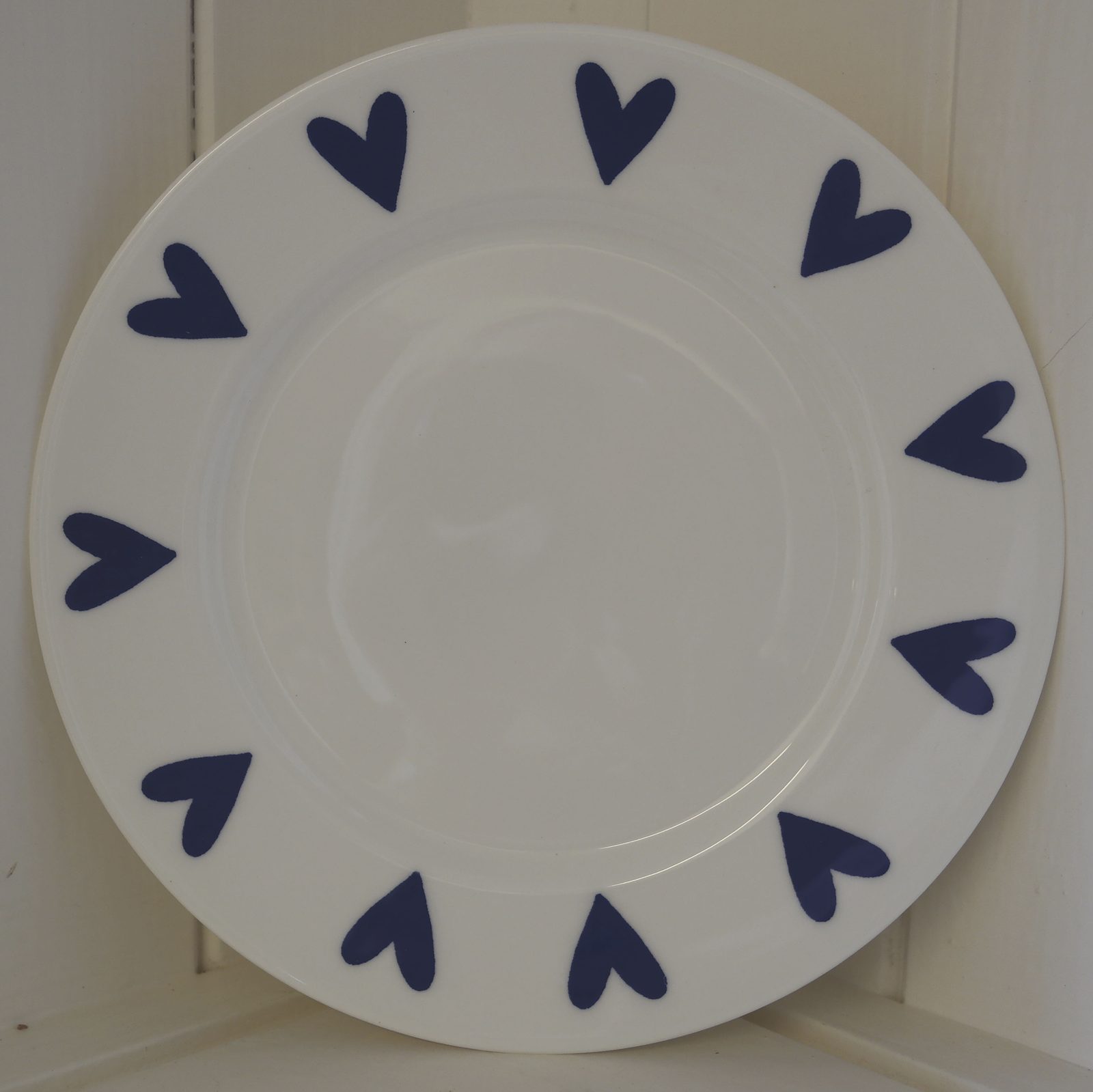 Plate with a ring of cobalt blue hearts