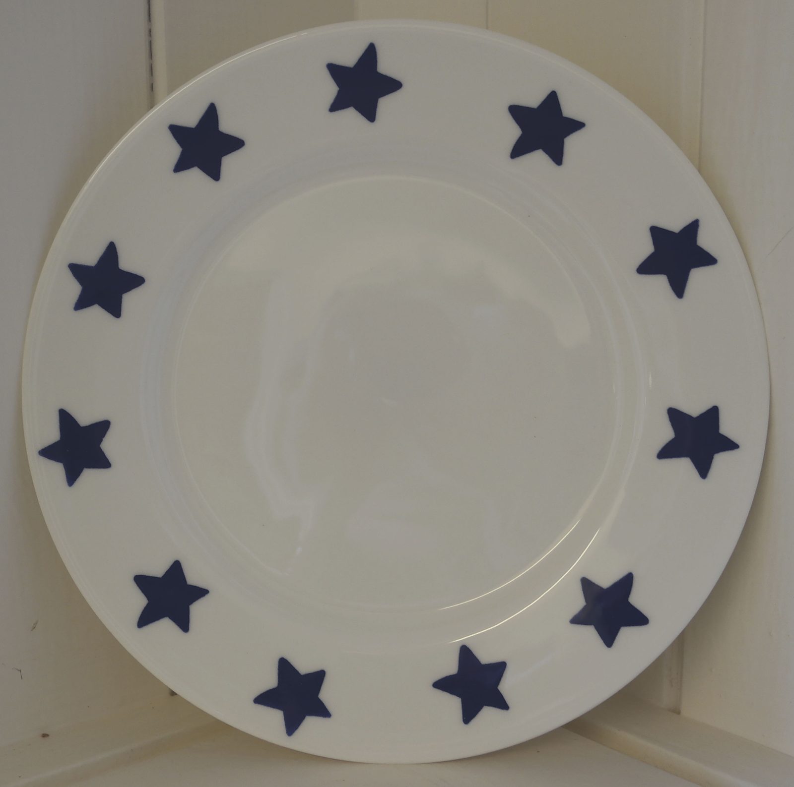 Plate with a ring of cobalt blue stars