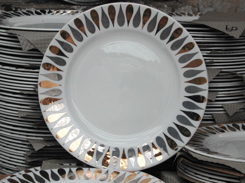 Large plate with a gold petal border