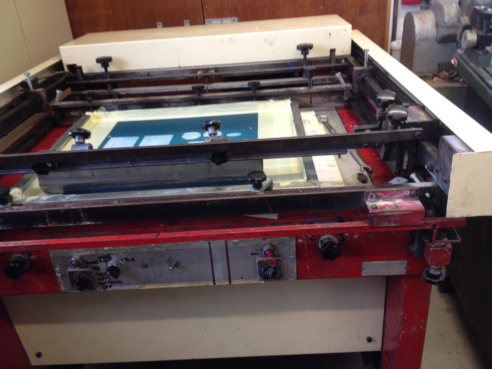 Semi-automatic screen printing press